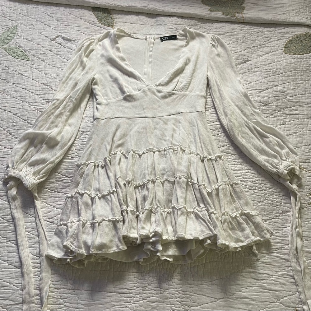 White mini dress with loose sleeves